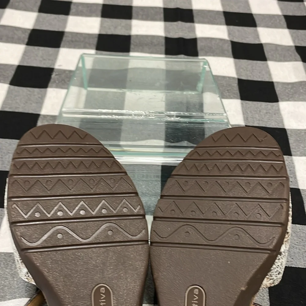 Comfortiva Abria Grey Flower Leather Wedge Sandals Pillowtop Memory Foam Sz 10W